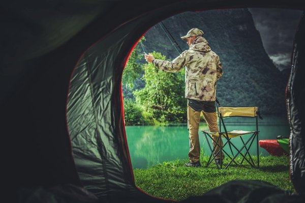 Peut-on pêcher ou pratiquer des sports nautiques à proximité du Camping Le Garrigon ?