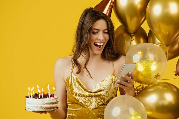 Comment automatiser les rappels de fidélisation par SMS pour les anniversaires clients?