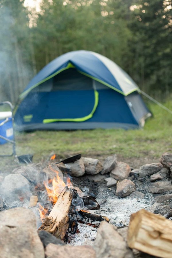 Peut-on trouver des campings en bord de lac en Dordogne ?