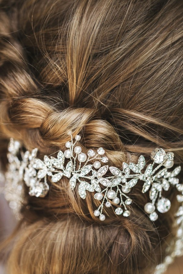 Accessoires cheveux mariage : élégance et raffinement